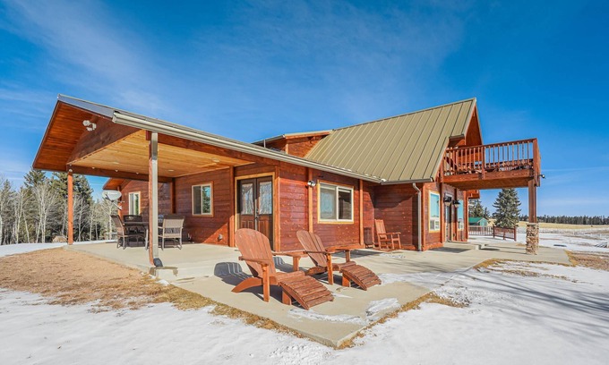 Divide House | Stunning 63 Acre Private Ranch with Pike Peak Views and Space to Roam, Pets with Fee
