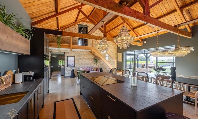 Chatteris House | Stunning 8 Bedroom, 4 Bathroom, Barn Conversion