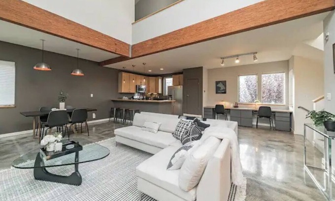 Oakland Condo | Stunning Airy Industrial 2 Bedroom/Bath Loft