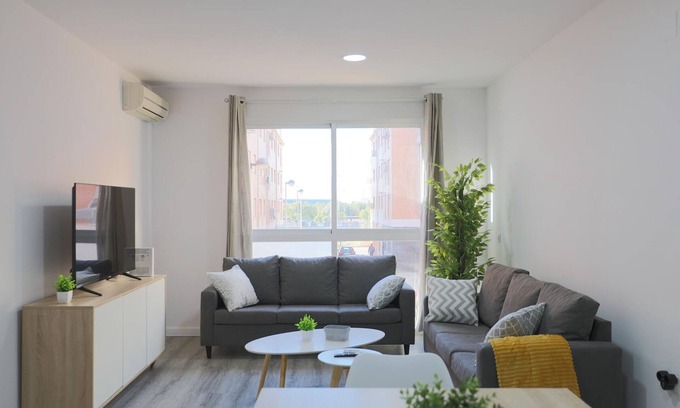 Port de Sagunt Apartment | Stunning Apartment for 6 in Vibrant Puerto de Sagunto! Close to Beach and Valencia!