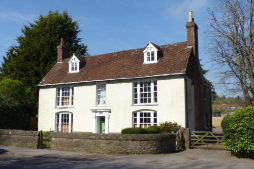 Woolbeding Apartment | Stunning Apartment Opposite Cowdray Ruins in Heart of Midhurst