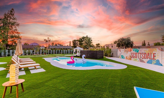Park Scottsdale Four House | Stunning Backyard -Mini Golf & Heated Pool! 5 Mins to Old Town Scottsdale!
