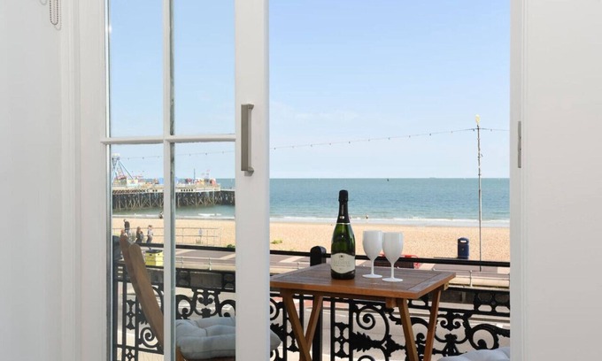 Southsea Apartment | Stunning beach front luxury apt w/balcony Sleeps 6