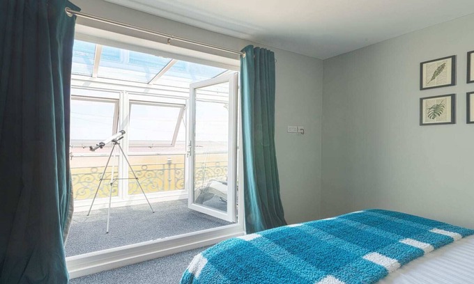 Caister-on-Sea House | Stunning Beach House - On the Beach - Pets OK