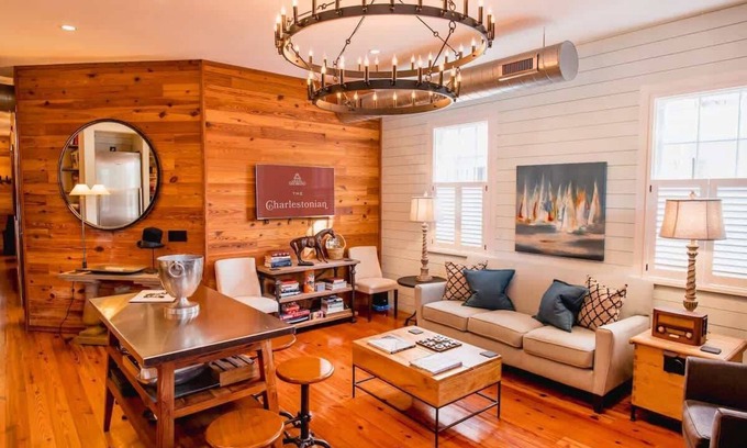Cannonborough Elliotborough Apartment | Stunning Bright Manor House in Historic Cannonborough