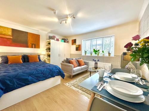 Ealing Broadway Apartment | Stunning Business Travellers Studio En-Suite Bathroom Garden view