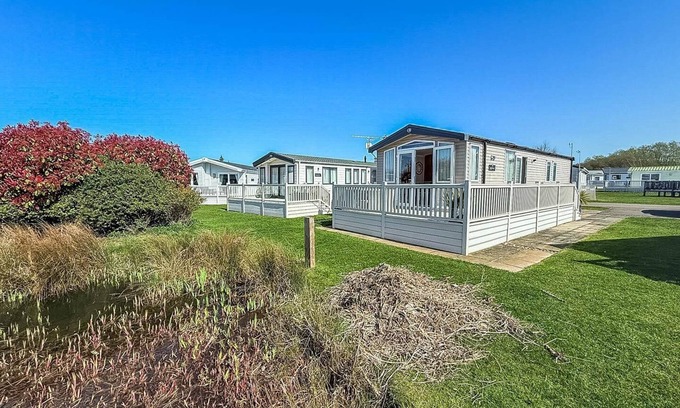 Hunstanton House | Stunning caravan with decking, nearby Hunstanton beach ref 23232K