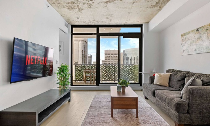 Connaught Apartment | Stunning City Views Earthy Vibes WFH