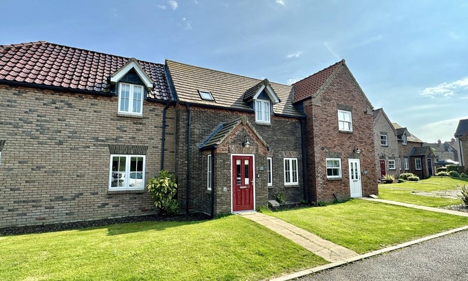 Filey Cottage | Stunning Coastal Cottage - Sleeping 4 in 2 Bedrooms - Pool and Beach Access Included.