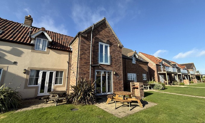 Filey Cottage | Stunning Coastal Cottage - Sleeping 5 in 2 Bedrooms - Pool and Beach Access Included.