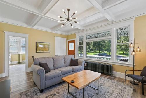 Manito Apartment | Stunning Craftsman Home in Manito FREE parking