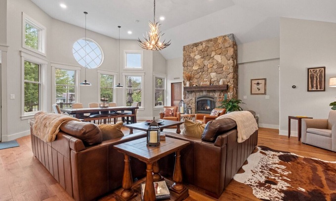 Lincoln House | Stunning Custom Home w/Views