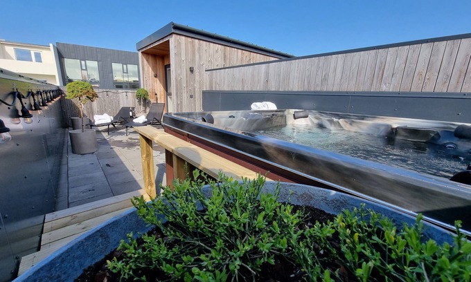 Downtown Apartment | Stunning Downtown Studio: Private Rooftop Terrace & Jacuzzi!