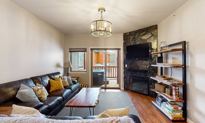 Alyeska House | Stunning family-friendly home with private hot tub overlooking mountains