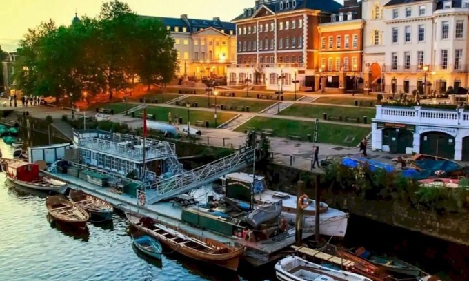 Twickenham Riverside Apartment | Stunning flat, Richmond Bridge | Pass The Keys