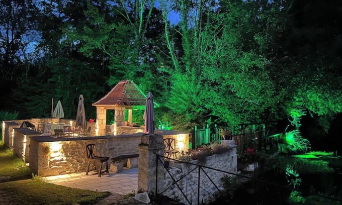 Champagne-et-Fontaine Apartment | Stunning river terrace apartment