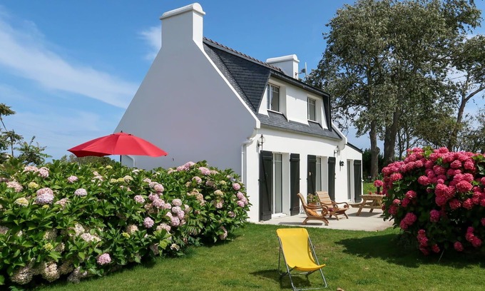 Lampaul-Ploudalmezeau House | Stunning private villa for 4 people with WIFI, TV, patio, pets allowed and parking