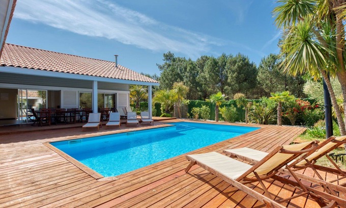 Vensac Villa | Stunning private villa for 10 guests with private pool, WIFI, TV and terrace