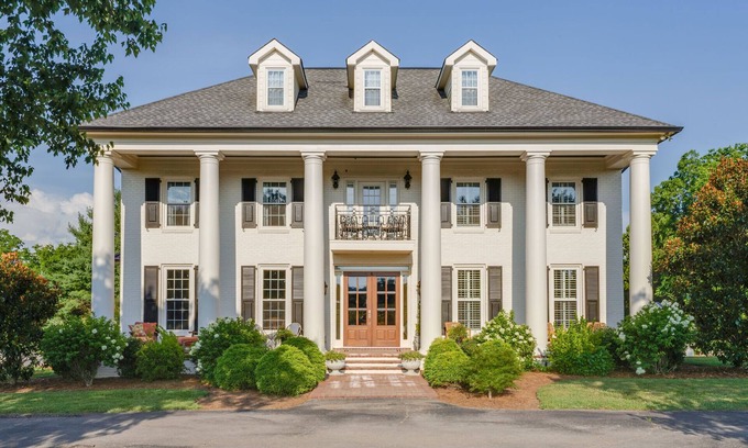 Franklin House | Stunning Franklin Equestrian Estate with Pool