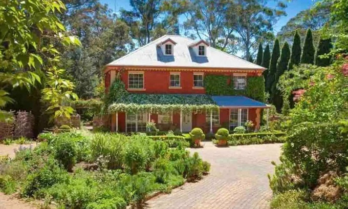 Mittagong House | Stunning Highlands Manor-Accommodates 2-12 people