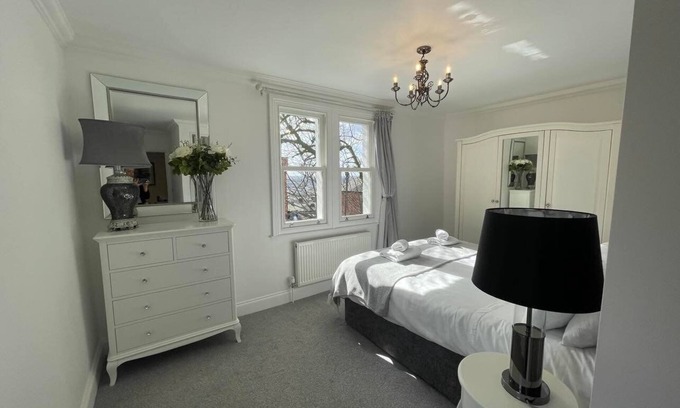 Lincoln House | Stunning holiday home with amazing Castle views