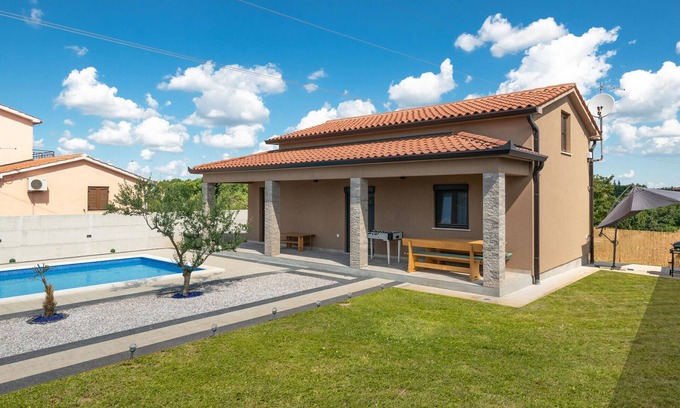 Sveta Nedelja House | Stunning home in Nedescina with kitchen