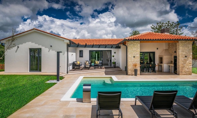 Jurici House | Stunning home in Zminj