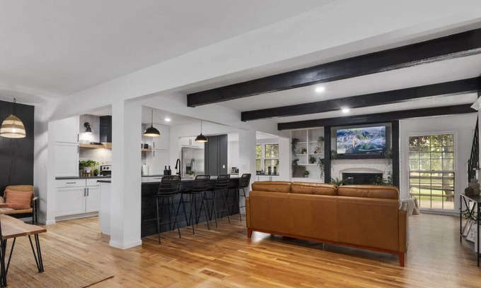 Overland Park House | Stunning Home|Modern|4 Bed|Golf Course Views