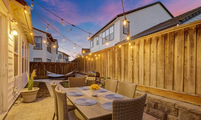 Vallejo House | Stunning Home | Pool Table & BBQ Grill | 5 Mins to Ferry to SF
