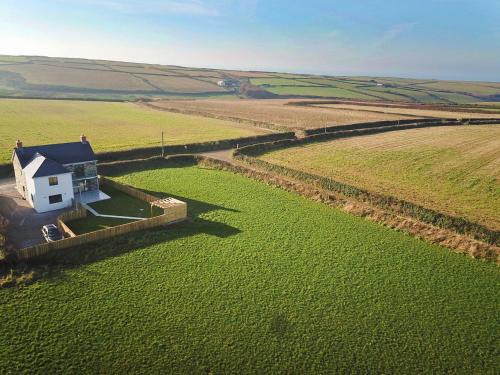 Treburrick House | Stunning home, sea views, walk to beach