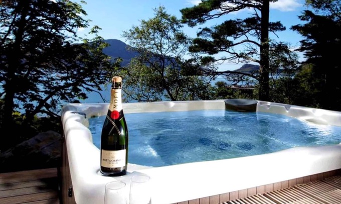 Mallaig Apartment | Stunning Knoydart Studio, Best Hot Tub View for 2, E-Bike Hire & Pet Friendly