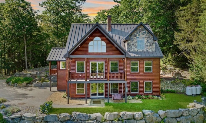 Gilford Cabin | Stunning Lake Views + Fall Colors @ Gunstock - 4 BR Sleeps 10, Dog-Friendly Home