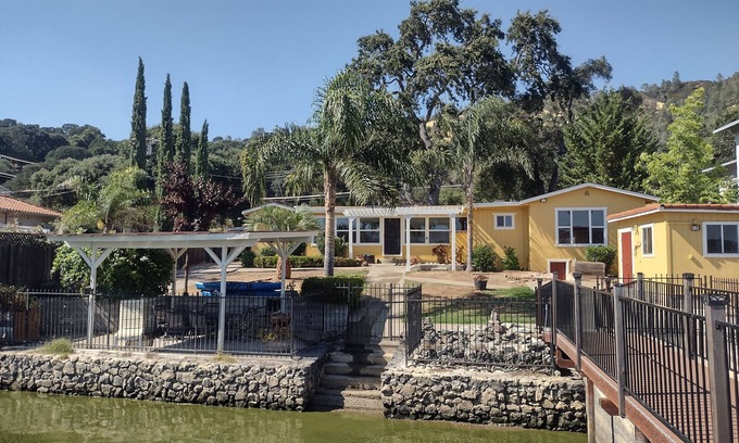 Clear Lake House | STUNNING Lakefront, Huge DOCK,2 Kayaks, Sleep 8, Prime fishing spot