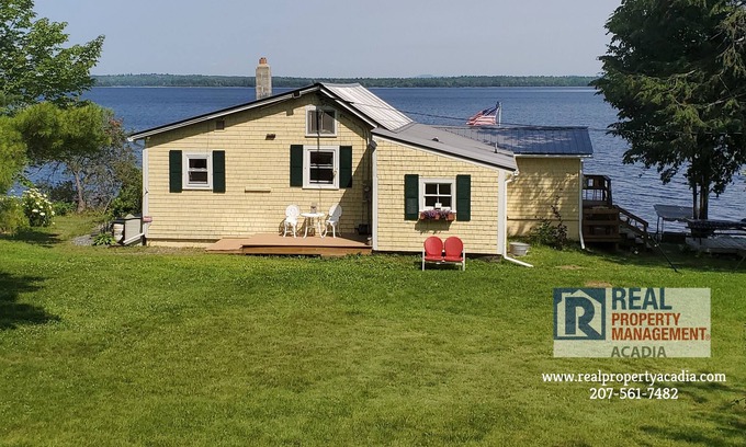 Ellsworth House | Stunning Lakeside Waterfront and Views on Graham Lake