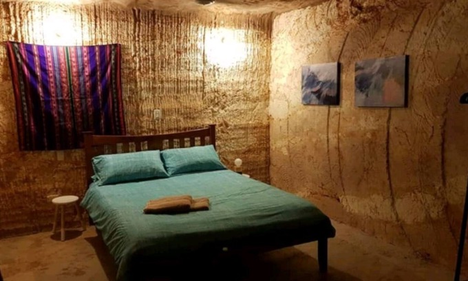 Coober Pedy House | Stunning LIGHT FILLED UNDERGROUND Retreat - Earthworm House - Dugout - spacious!