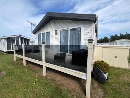 Great Yarmouth Apartment | Stunning Lodge Boasting Large Decking Area At California Cliffs Ref 50008L