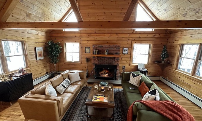 Roscoe Cabin | Stunning Log Cabin Lakehouse with/fireplace - steps from lake!