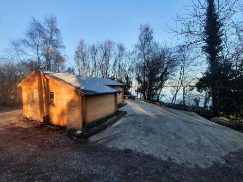 Garrykennedy House | Stunning log cabin on the lake