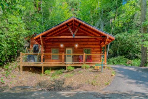 Gatlinburg House | Stunning Lovers Getaway in Gatlinburg,New!Free Tickets 2 Dollywood,Anakeesta,Ziplining,Aquari & More
