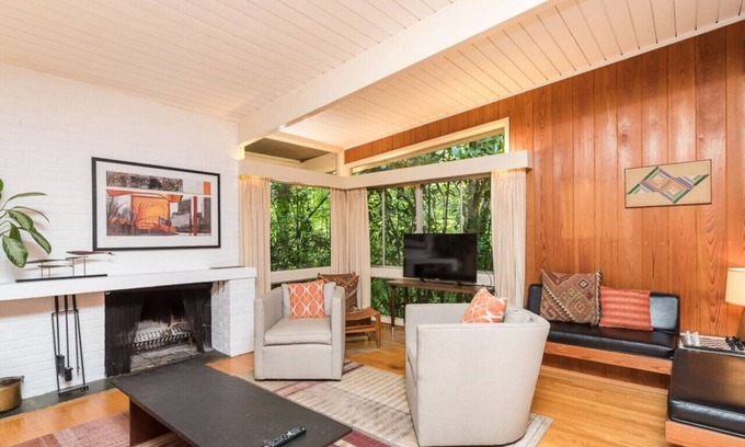 Chapel Hill House | Stunning Mid-Century Gem Near Campus and Gardens