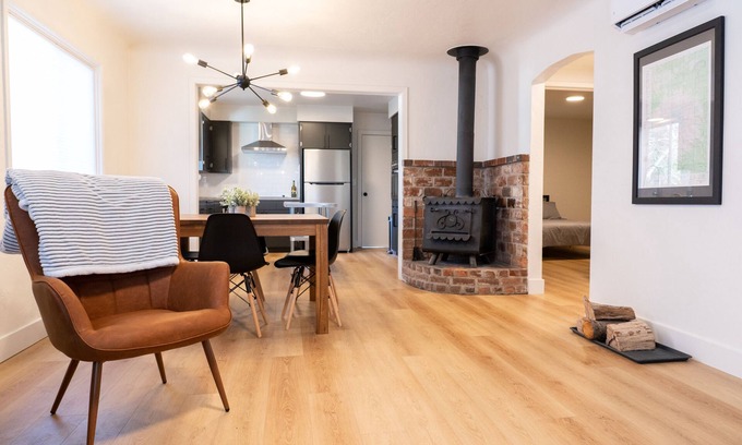 Mount Shasta House | Stunning Modern Downtown House w/Wood Stove + Hot Tub