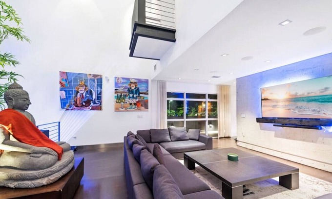 Coral Way Villa | Stunning Modern Villa with European Kitchen, Gym, Sauna and Lap Pool