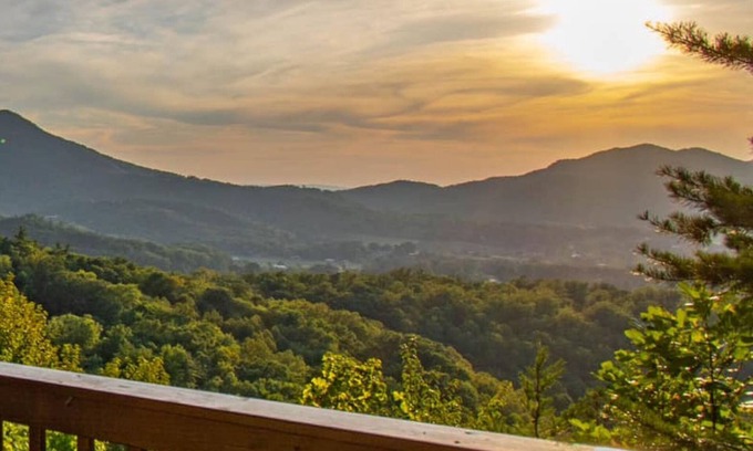 Gatlinburg - Pigeon Forge Cabin | Stunning Mountain Views. Minutes to Nat’l Park. Dog Friendly! Sleeps up to 8.