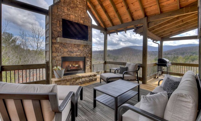 Epworth House | Stunning mtn views, hot tub, pool table