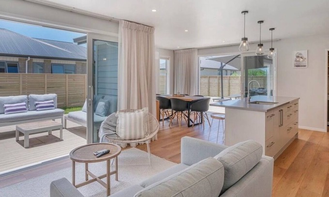 Whitianga House | Stunning new 4 bedroom 3 bathroom home closento town and the beach in Whitianga