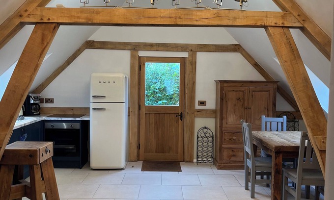 Clanfield Apartment | Stunning oak-framed Cotswold holiday home. Entire top floor.