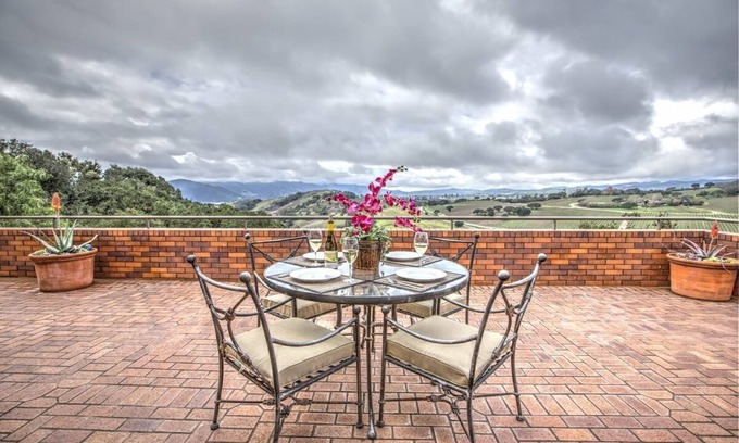 Solvang House | Stunning Panoramic Views- 31 day minimum