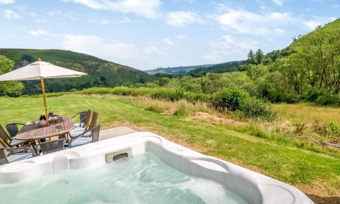 Llanwrtyd Wells House | Stunning private villa for 10 people with WIFI, hot tub, TV, patio, panoramic view and parking