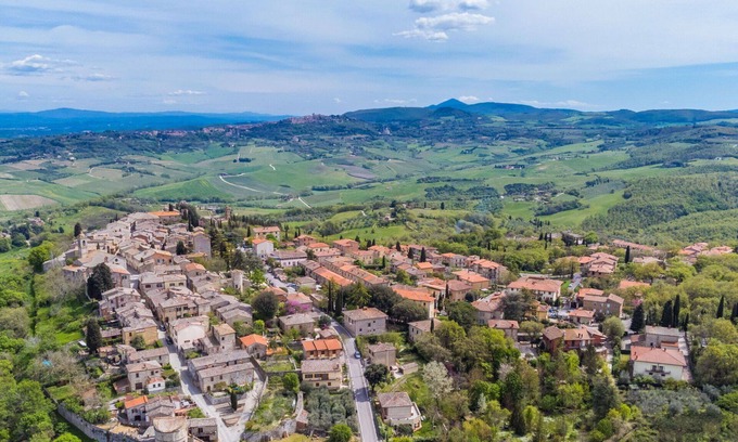 Montefollonico House | Stunning private villa with WIFI, A/C, TV, patio, pets allowed, panoramic view and parking