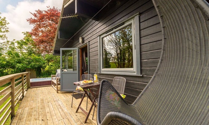 Brazzacott House | Stunning private villa for 2 people with WIFI, hot tub, TV, terrace, pets allowed and panoramic .